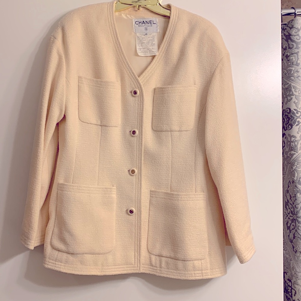 CHANEL ivory Boucle tweed blazer. size 46